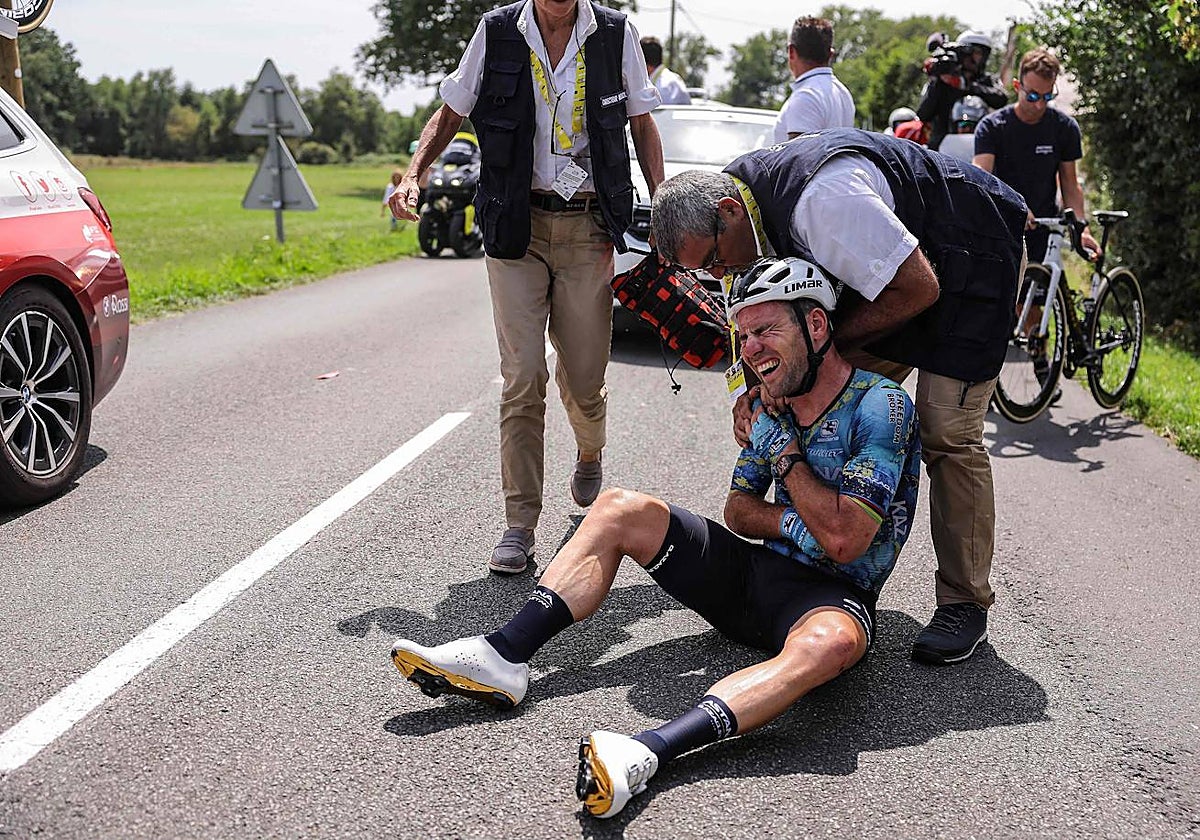 Cavendish, dolorido sobre el asfalto tras la caída