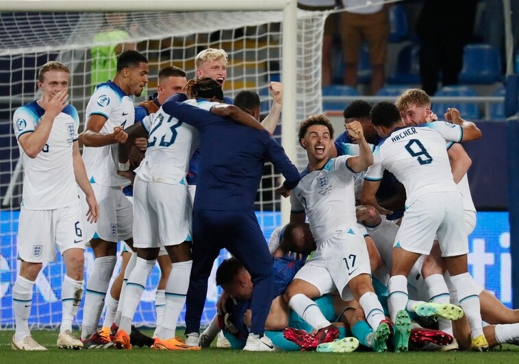 Los jugadores de Inglaterra celebran la conquista de la Eurocopa sub-21