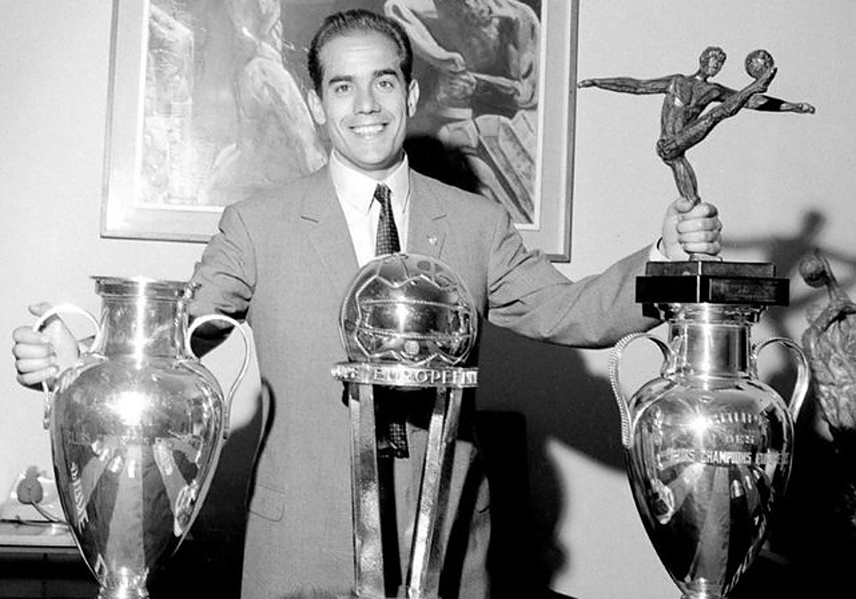 Luis Suárez posa con varios de los trofeos que conquistó con el Inter de Milán