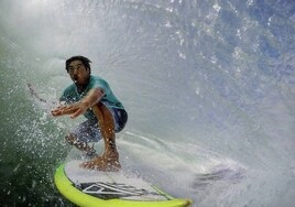 Muere desangrado el surfista Mikala Jones tras cortarse una arteria en un grave accidente en Indonesia