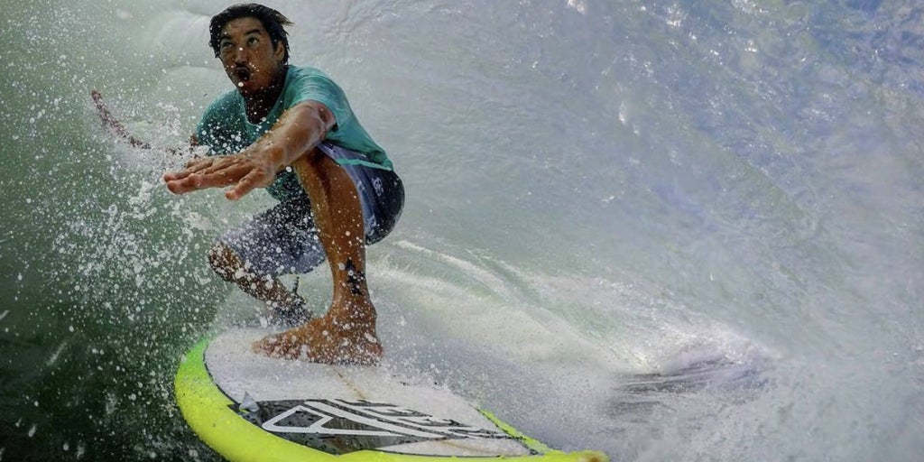 Muere desangrado el surfista Mikala Jones tras cortarse una arteria en un grave accidente en Indonesia