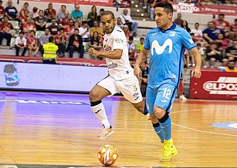Imagen secundaria 1 - Borja recibió el homenaje del equipo madrileño en su despedida. En un partido de la última temporada contra ElPozo Murcia. En un entrenamiento en el Jorge Garbajosa.