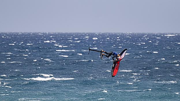 Arrancó el Mundial de Wingfoil con saltos altos y trucos mágicos