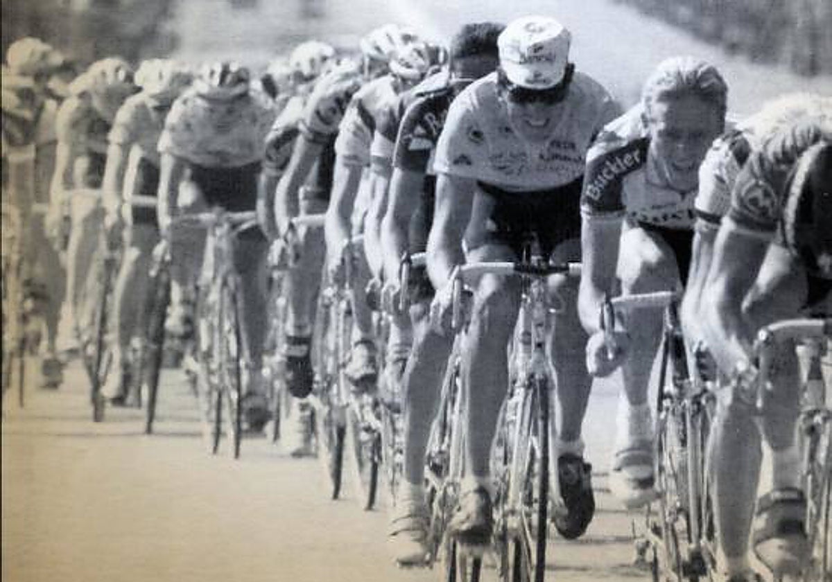 Miguel Indurain pasea entre el pelotón en la última etapa del Tour 91