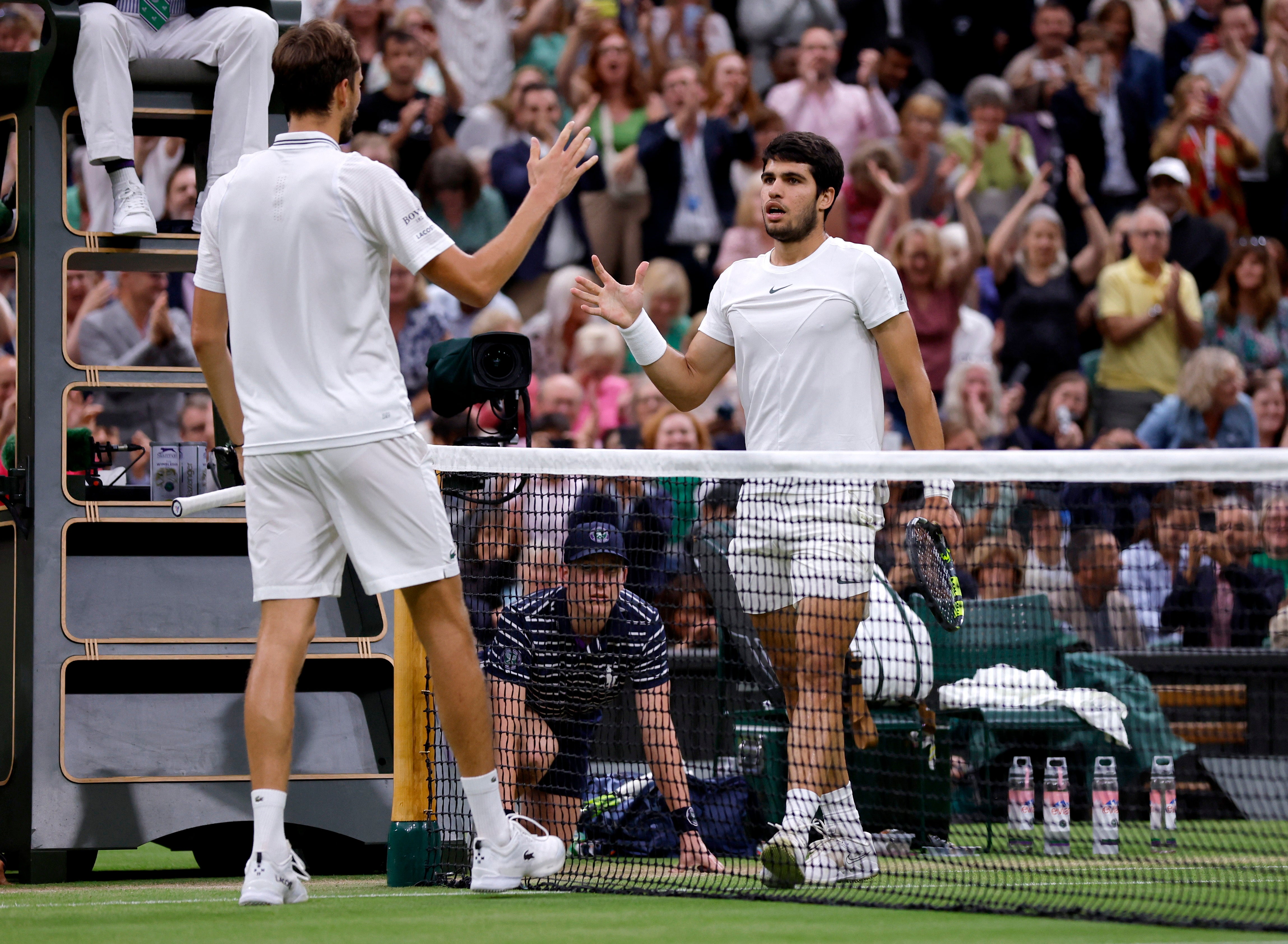 Novak Djokovic levanta el trofeo de Wimbledon tras convertirse en el ganador en 2021