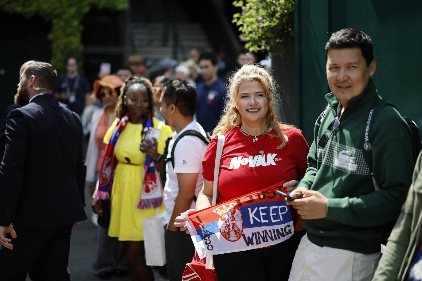 Los fans de Novak Djokovic de Serbia lo esperan para firmar autógrafos antes del partido final de Wimbledon