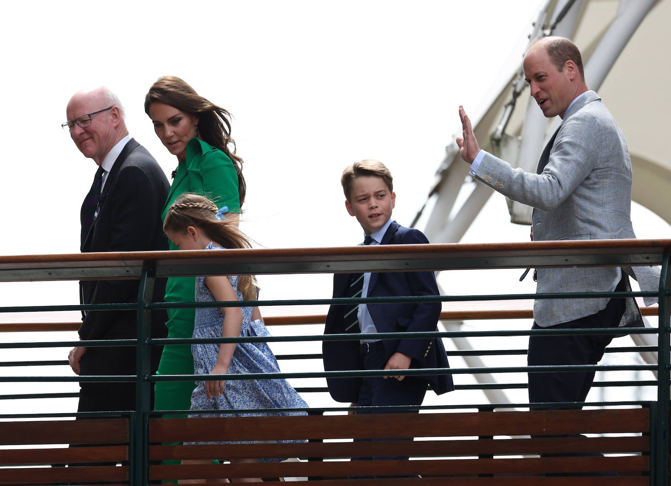 El vicepresidente Ian Hewitt, la princesa británica Catherine de Gales, la princesa Charlotte, el príncipe George y William Prince of Wales llegan para el partido final del Campeonato de Wimbledon