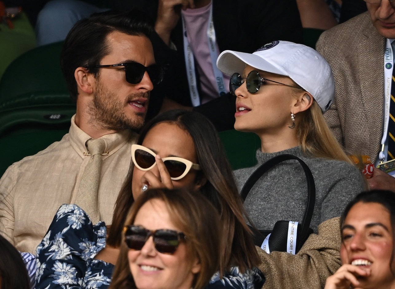 La cantante Ariana Grande y los actores Jonathan Bailey y Andrew Garfield asistiendo a la final de Wimbledon. 