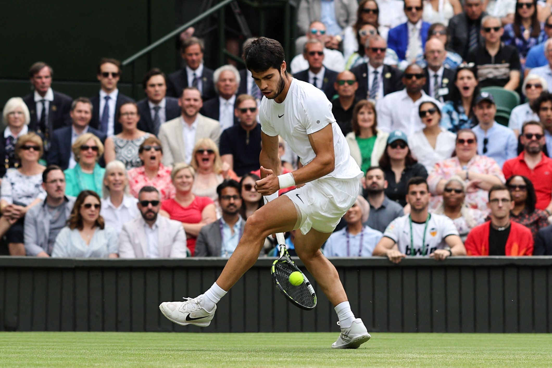 Carlos Alcaraz de Pain devuelve el balón a través de las piernas contra Novak Djokovic