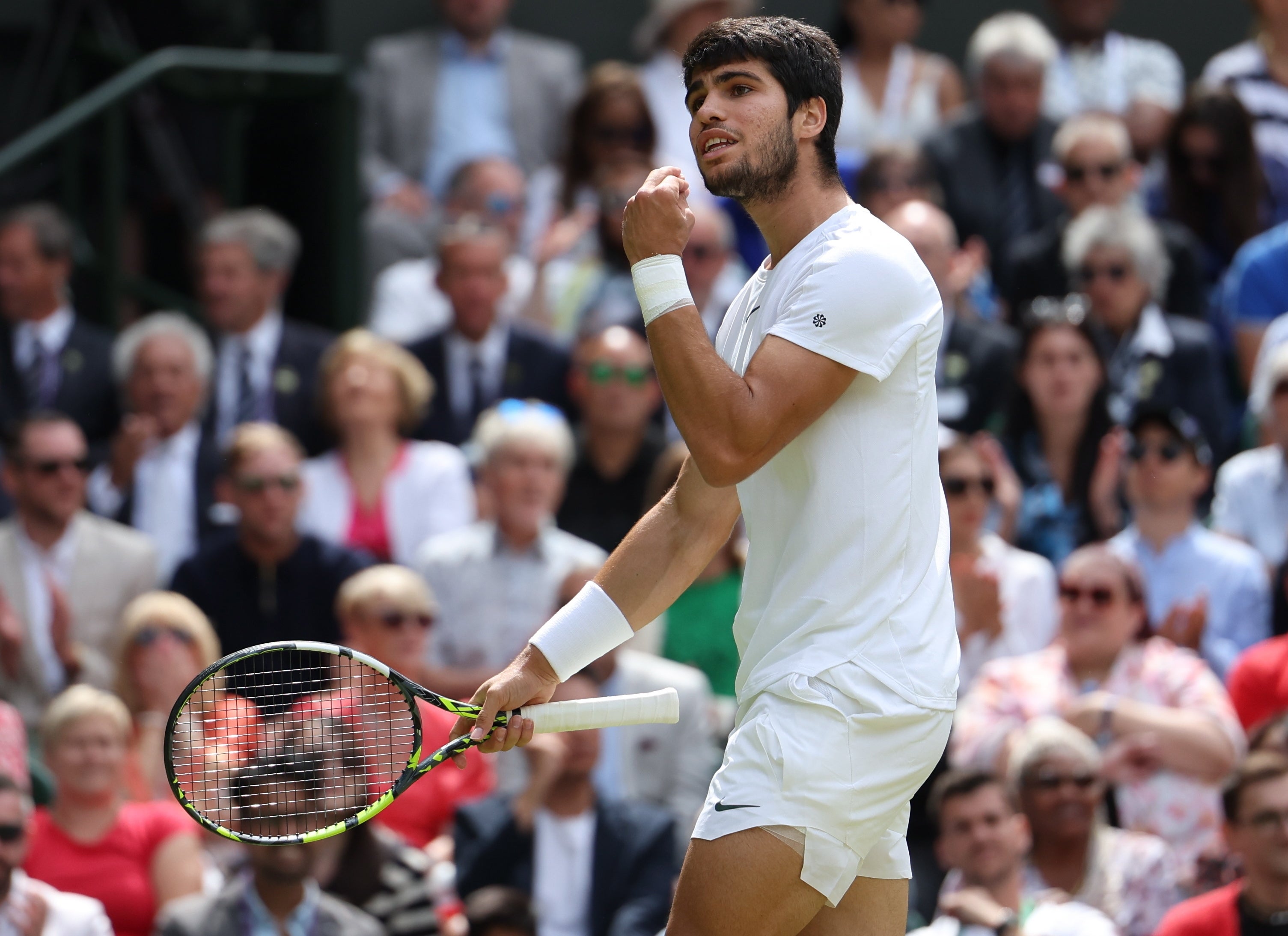 Carlos Alcaraz de España reacciona durante el partido final de individuales masculinos contra Novak Djokovic