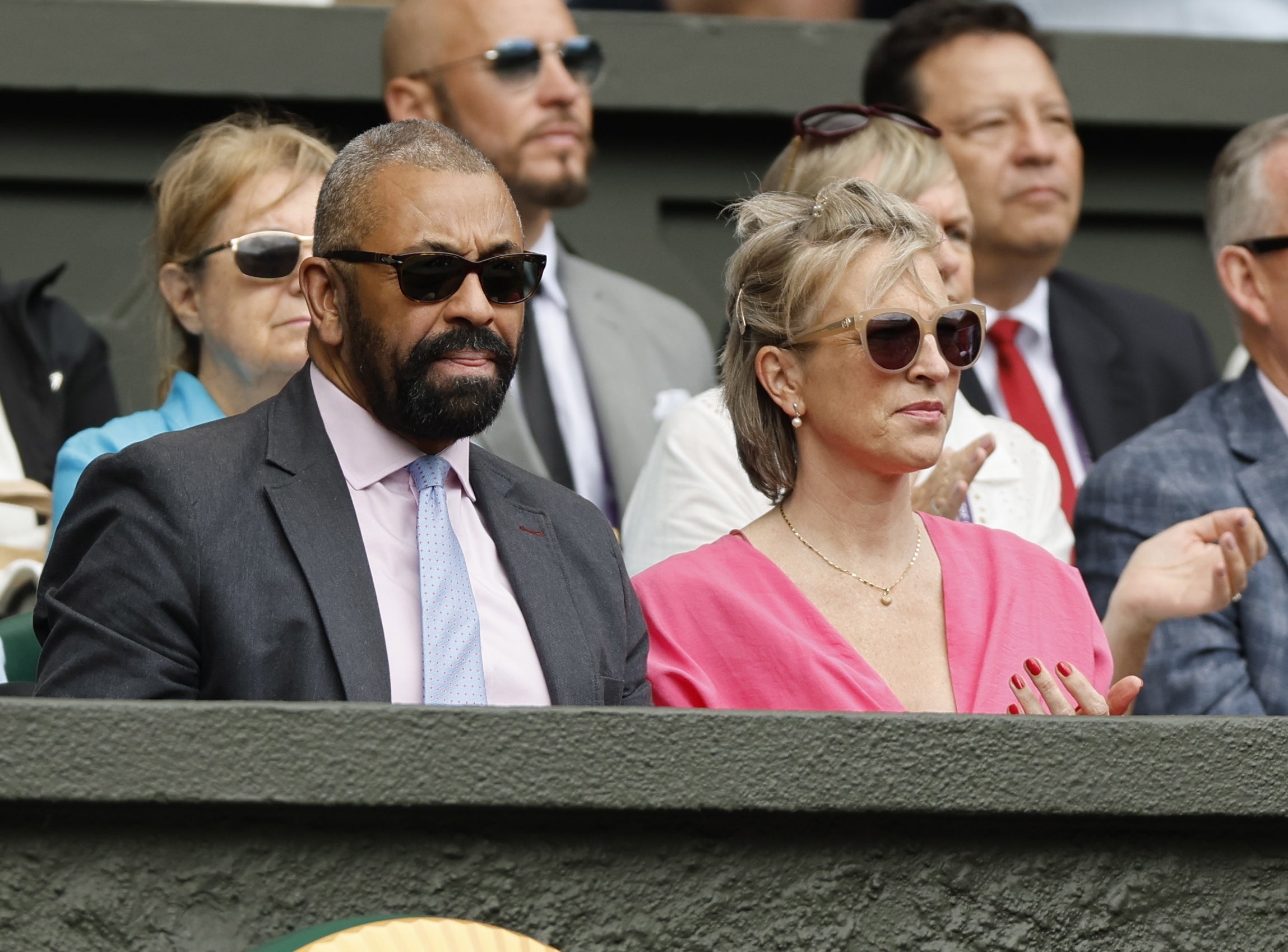 El Secretario de Relaciones Exteriores británico James Cleverly (L) y su esposa Susannah Janet Temple Cleverly (R) asisten al partido final de Wimbledon