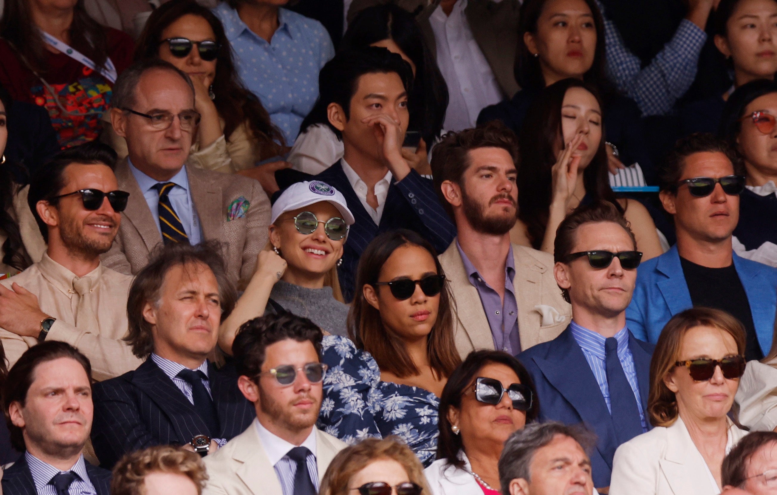 El actor Jonathan Bailey, la cantante Ariana Grande, el actor Andrew Garfield, el actor Tom Hiddleston y su socio Zawe Ashton en las gradas durante la final masculina individual