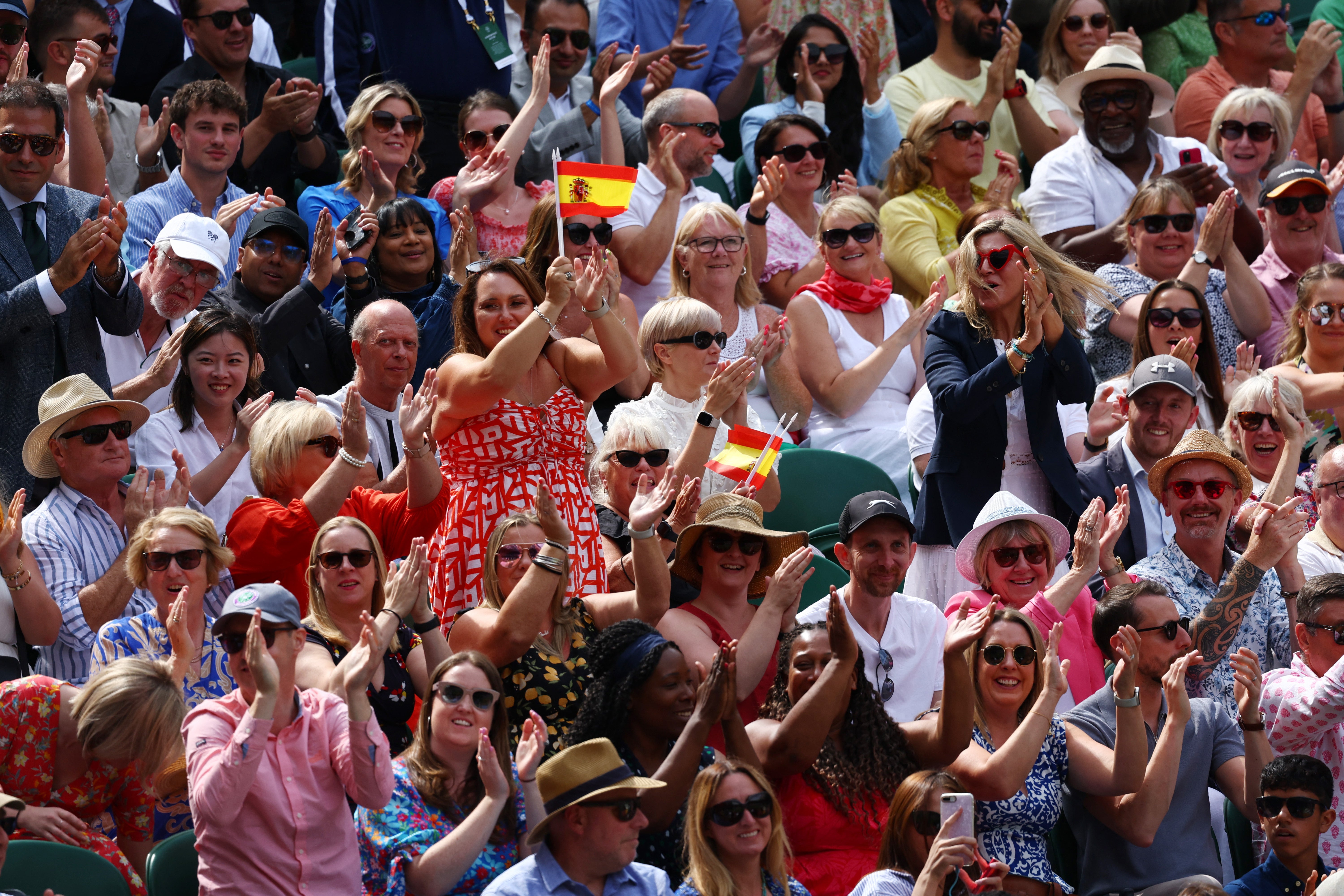 Espectadores con banderas de España en apoyo del español Carlos Alcaraz durante su último partido contra el serbio Novak Djokovic