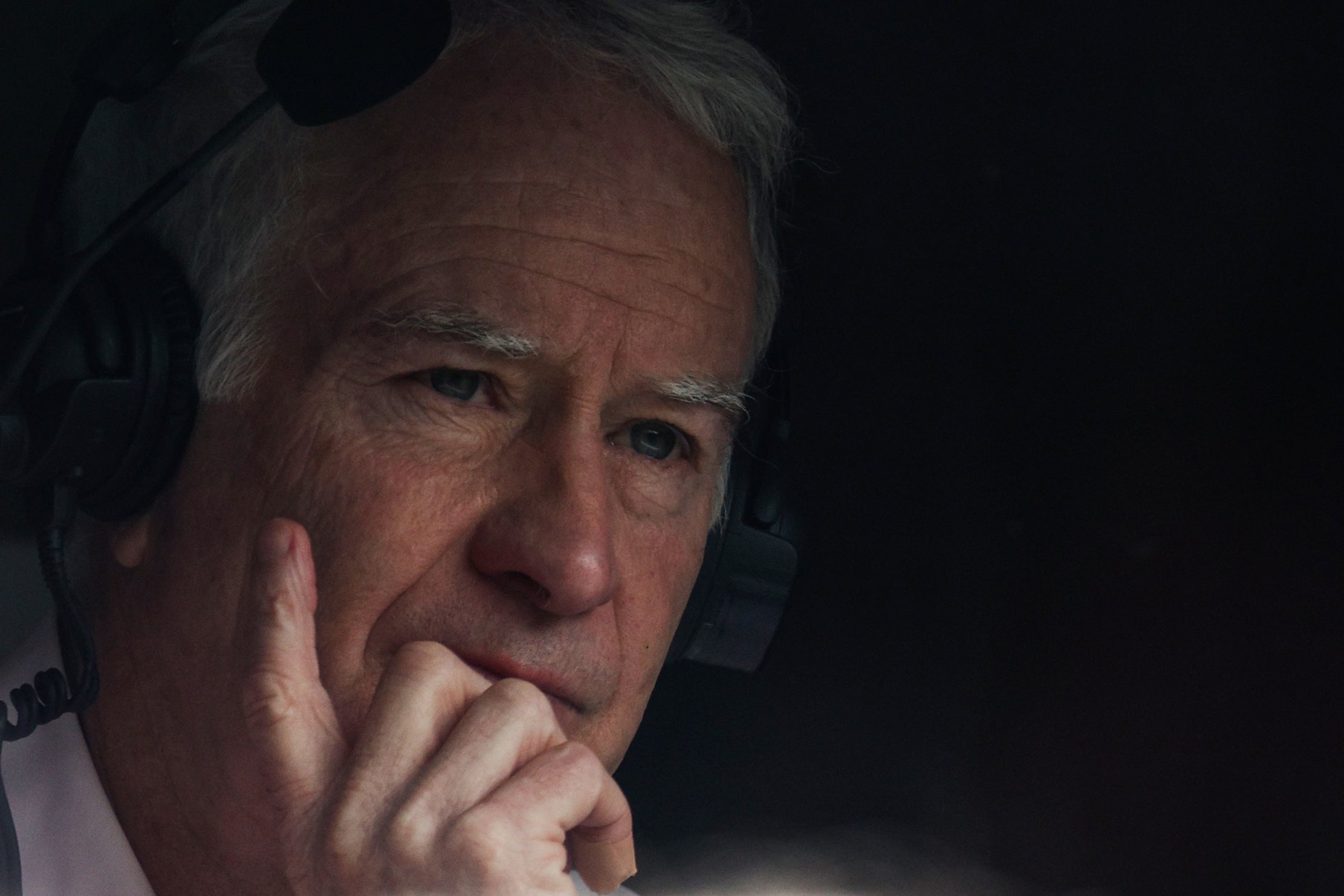 El ex tenista estadounidense John McEnroe observa el último partido de tenis individual masculino entre el español Carlos Alcaraz y el serbio Novak Djokovic el último día del Campeonato de Wimbledon 2023