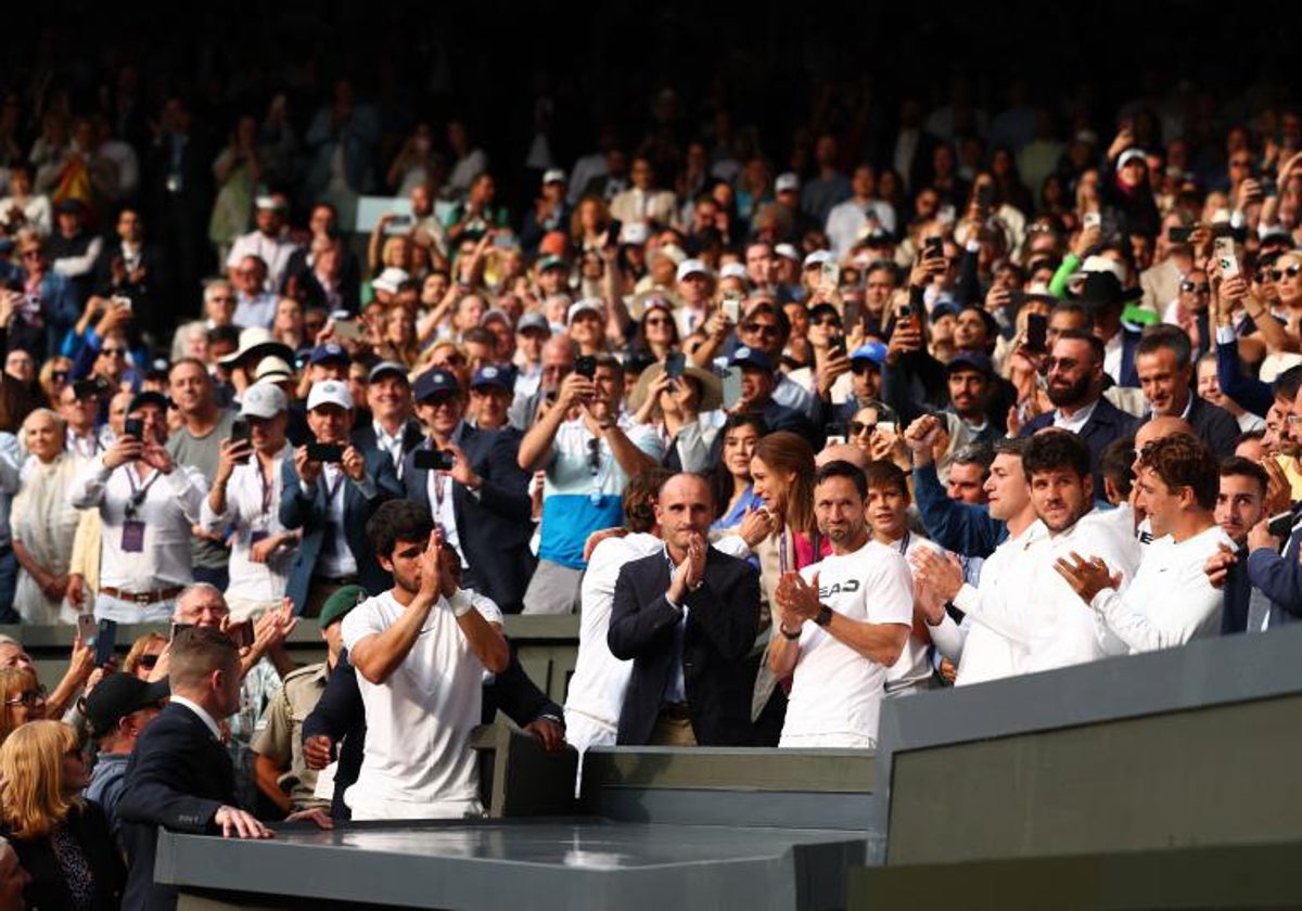 Carlos Alcaraz agradece el aplauso de la pista central del All England Club