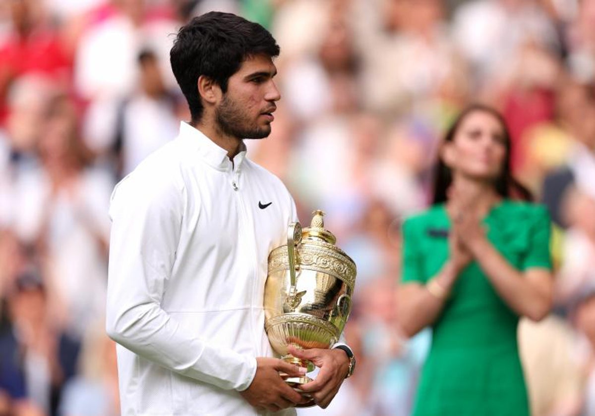 Alcaraz posa con trofeo que le corona ganador de Wimbledon