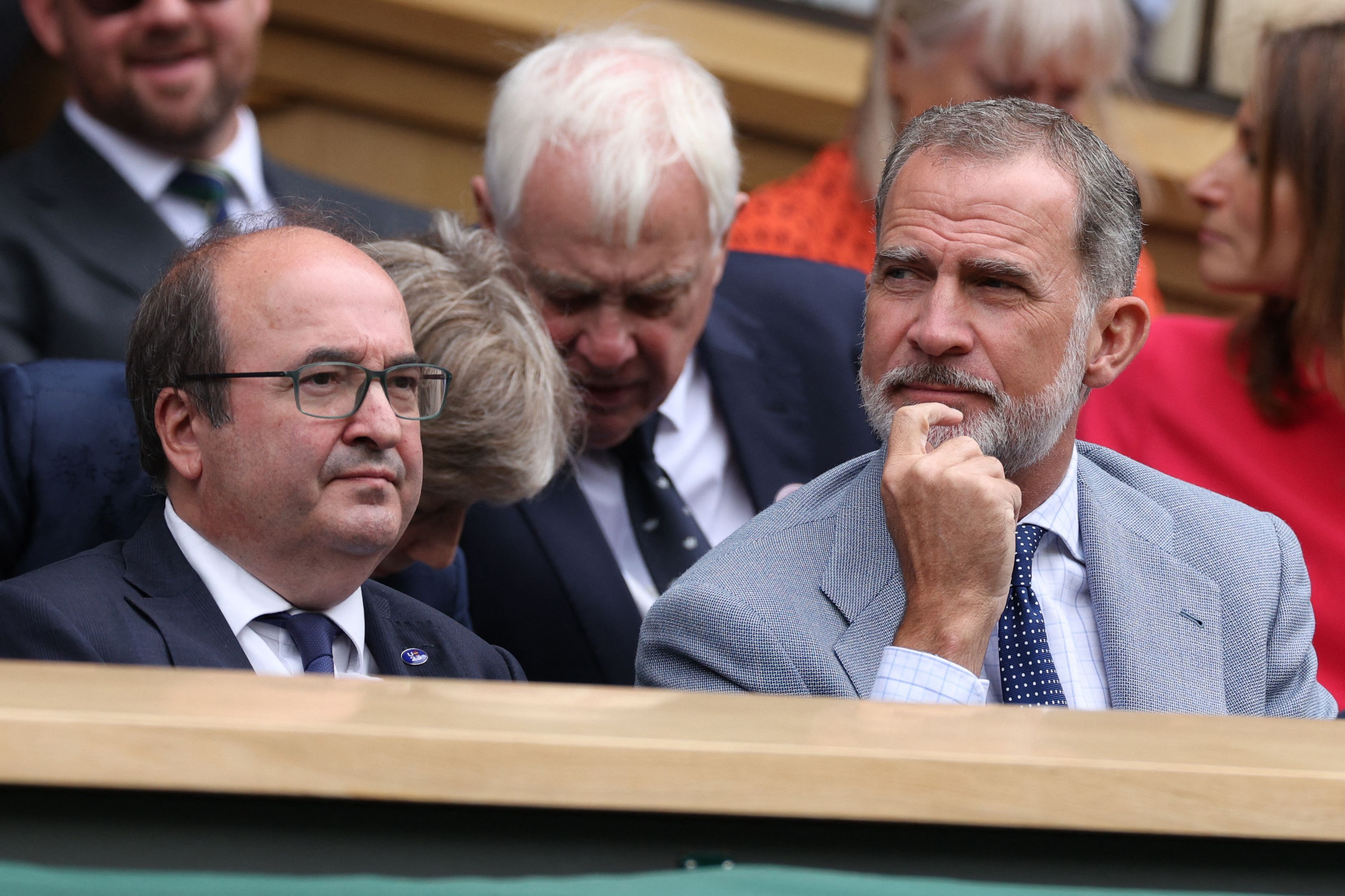 El rey Felipe VI y Miquel Iceta, ministro de Deportes, en la final de Wimbledon para animar a Carlos Alcaraz. 