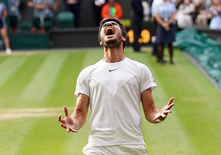 Carlos Alcaraz reacciona en Wimbledon