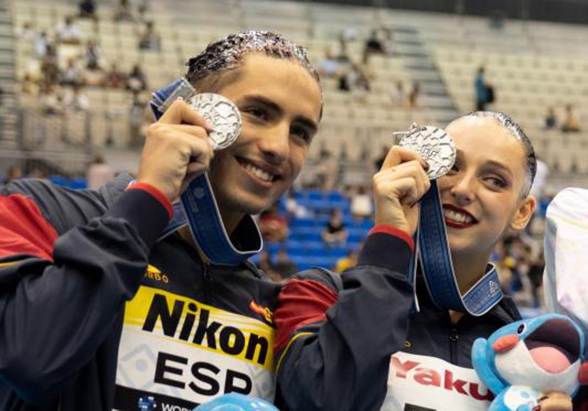 Emma García y Dennis González muestran sus medallas de plata