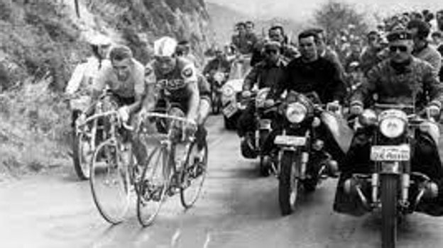 Jacques Anquetil y Raymond Poulidor en la ascensión al Puy de Dome en el Tour 1964