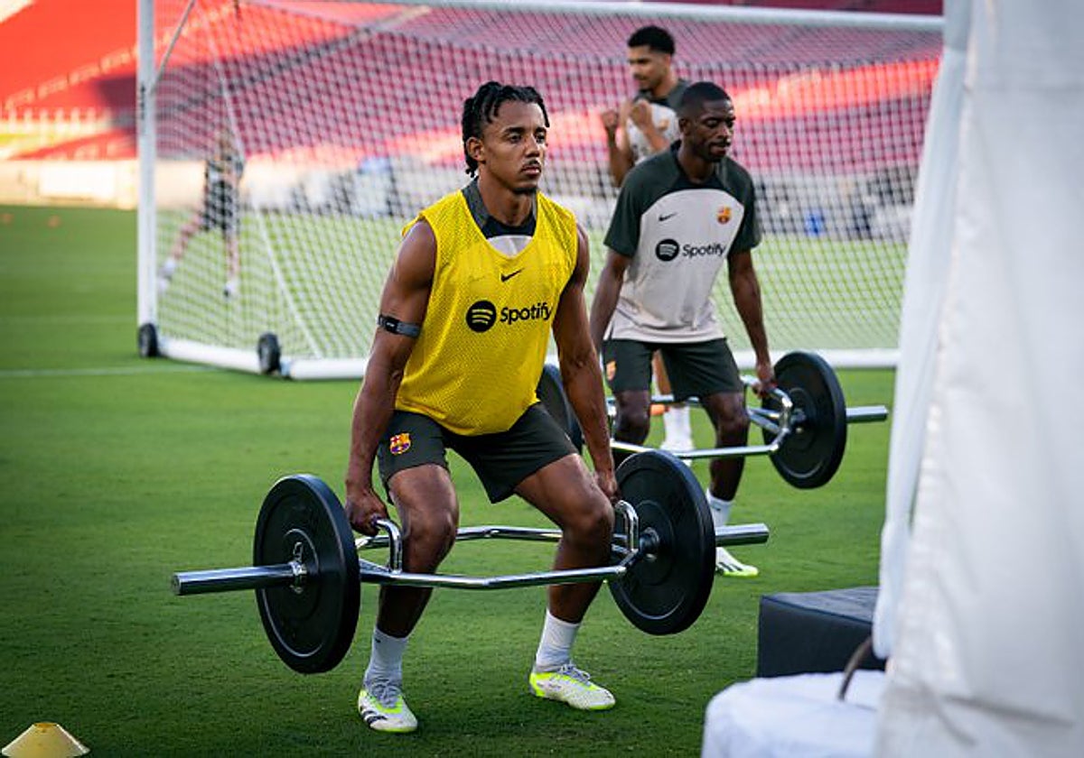 Koundé y Dembélé, en un entrenamiento del Barça