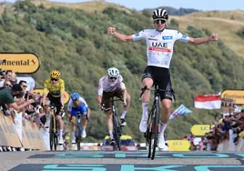 Vingegaard sella su segundo Tour y Pogacar recupera la sonrisa con la victoria de etapa