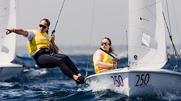 Parkin/Beck (USA) en Absoluto/Mixto, Kerkezou/Giannouli (GRE) en Féminas y Cindolo/Dogliotti (ITA) en Sub17, lideran el Mundial de 420