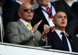 El multimillonario Joe Lewis, propietario del Tottenham, se entrega en EE.UU. tras ser acusado de fraude y dar información privilegiada