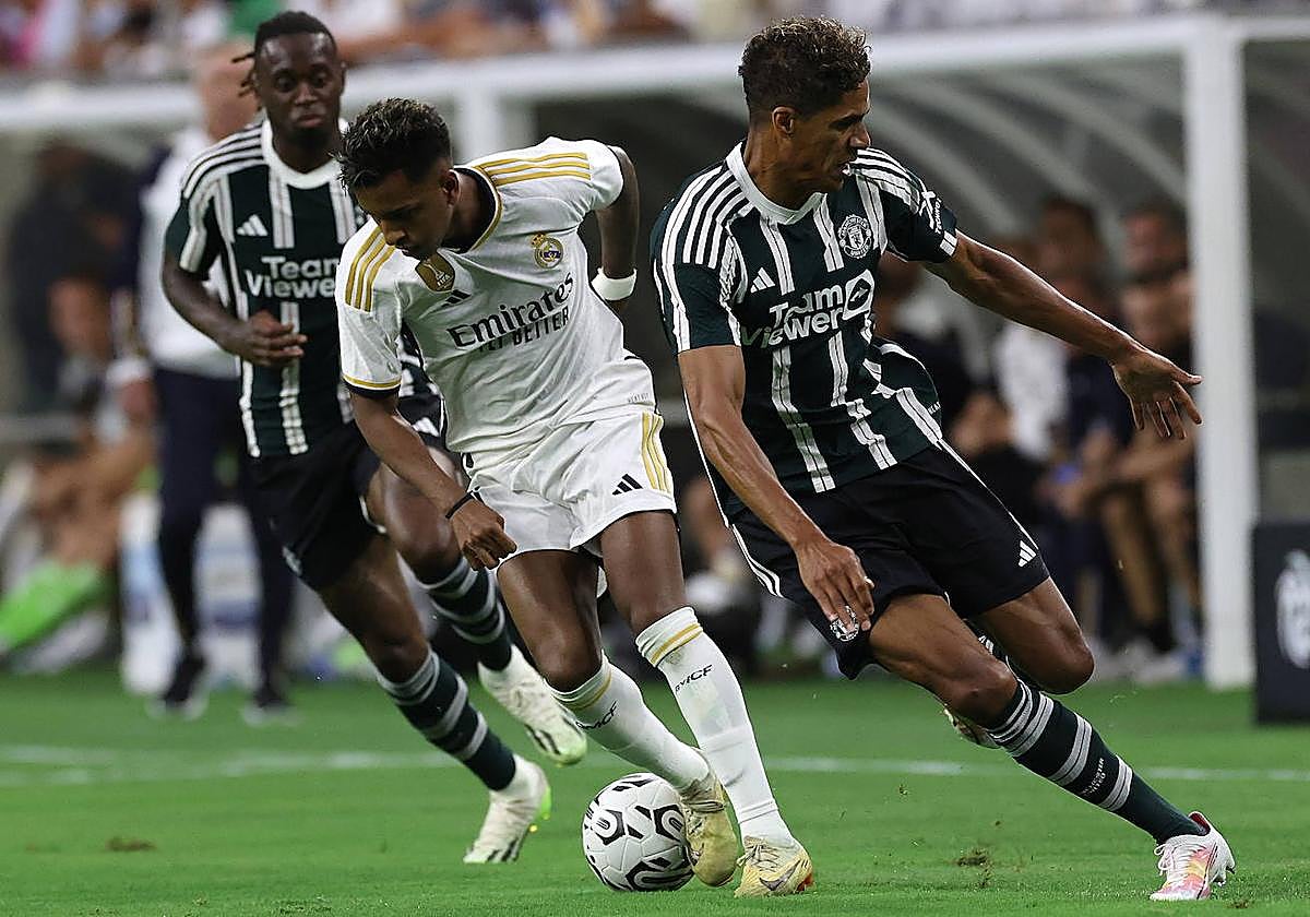 Vinicius Jr. contra el defensor del Manchester Aaron Wan-Bissaka durante el partido