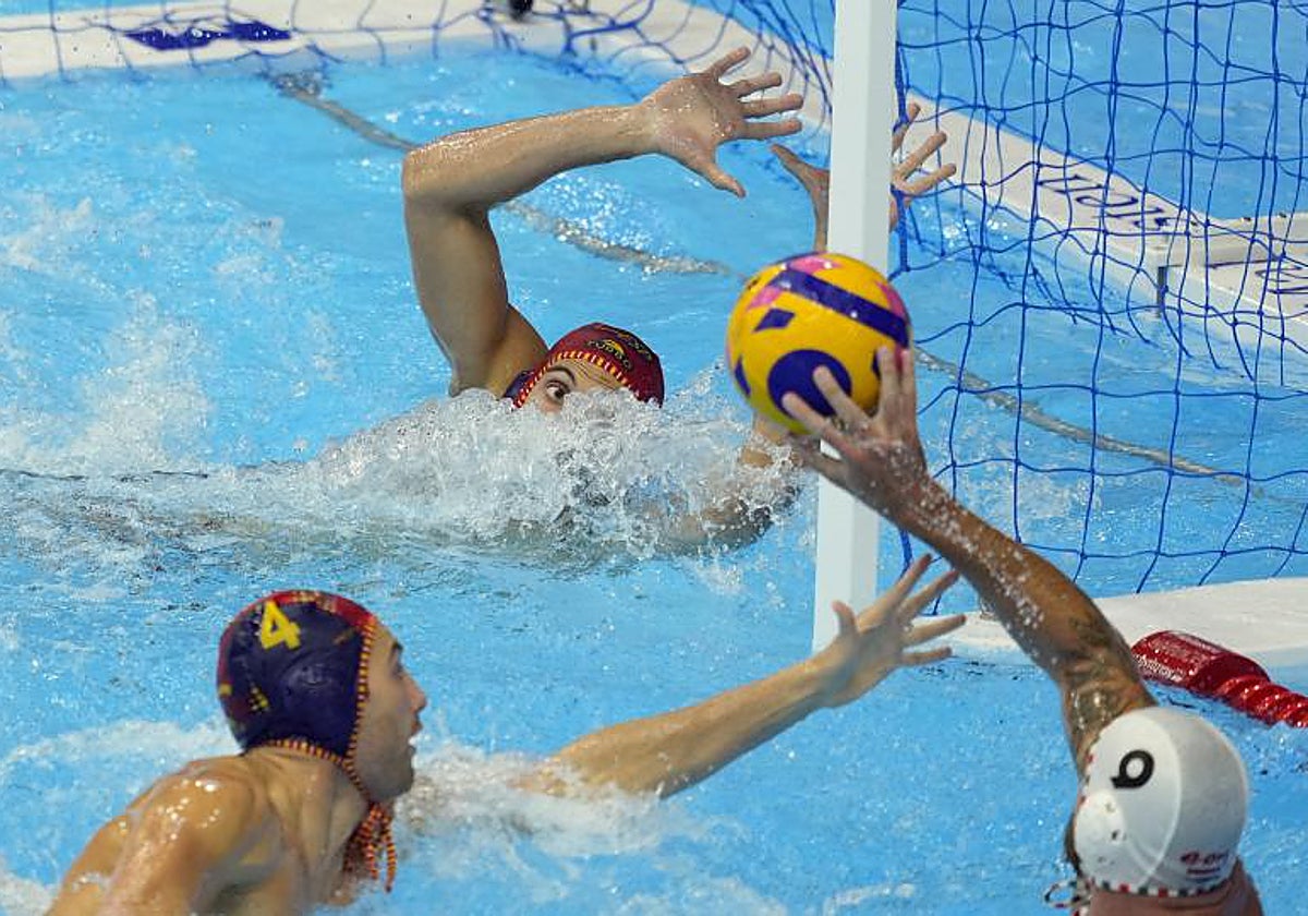 Unai Aguirre trata de parar un lanzamiento de Hungría