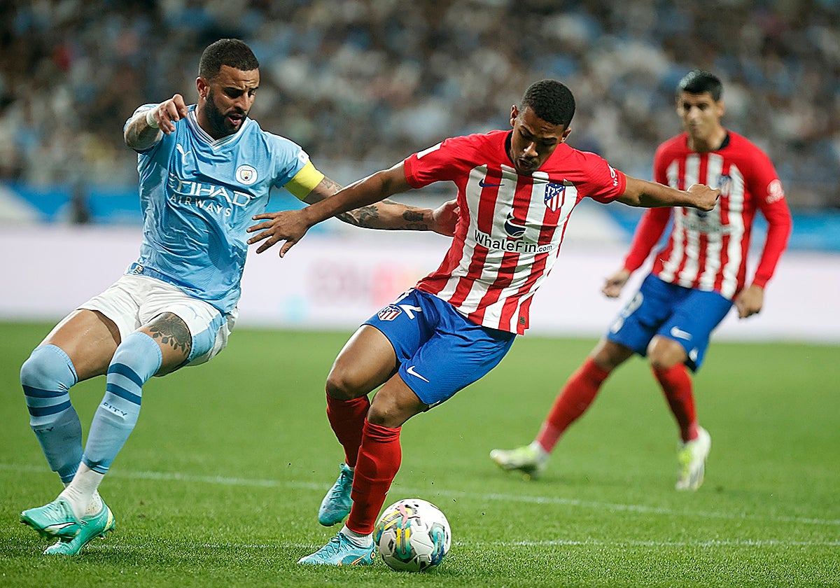 Samu Lino controla el balón ante el marcaje de Walker