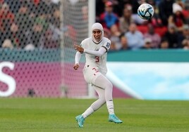Nouohaila Benzina, primera jugadora en jugar con hijab en un Mundial