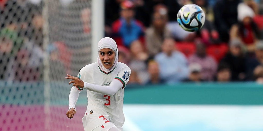 Nouohaila Benzina, primera jugadora en jugar con hijab en un Mundial