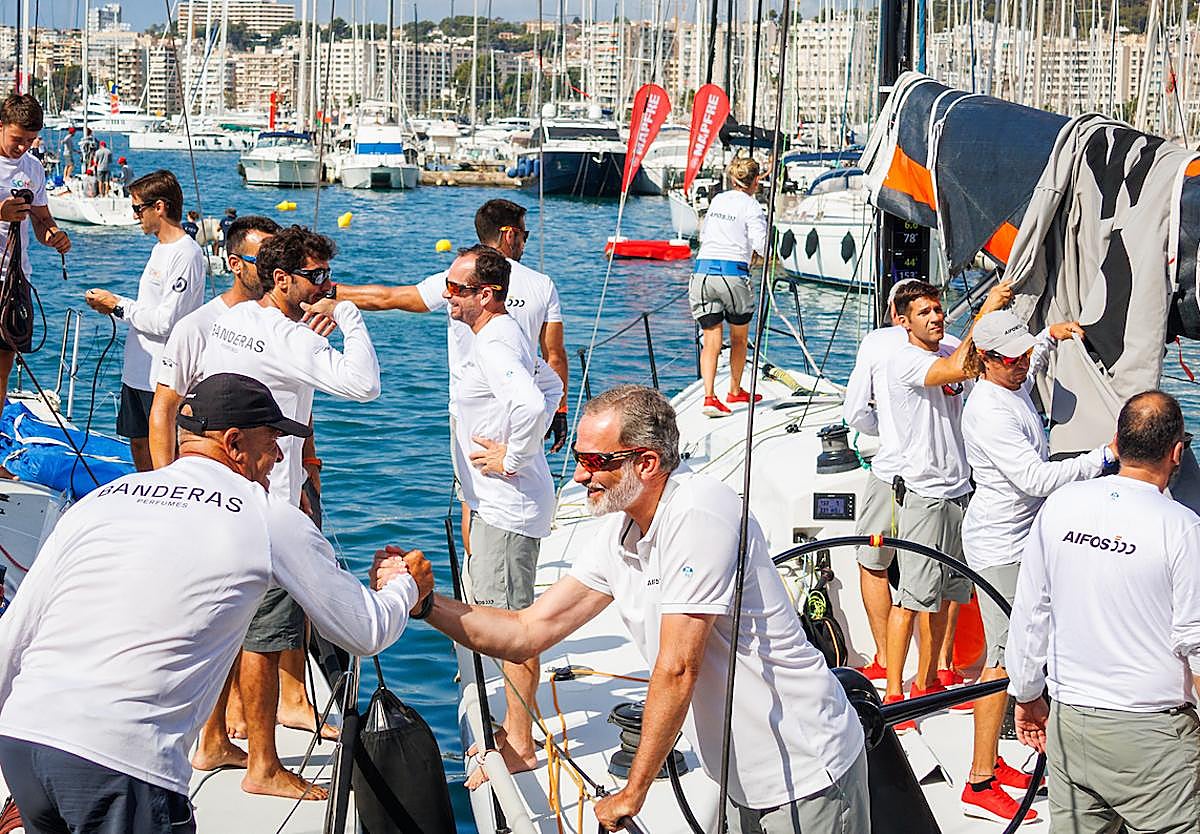 El Rey saluda a Domingo Manrique