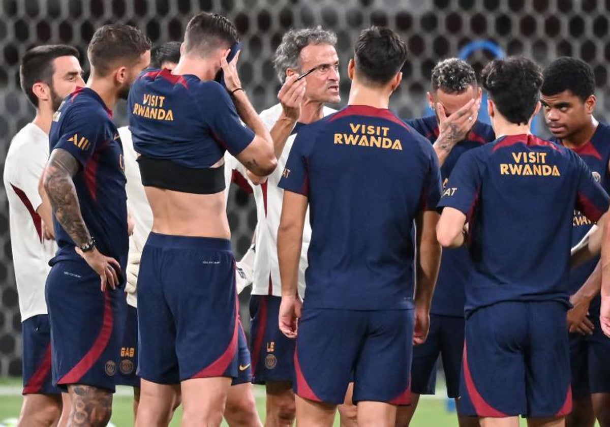 Luis Enrique dialoga con los jugadores del PSG durante un entrenamiento