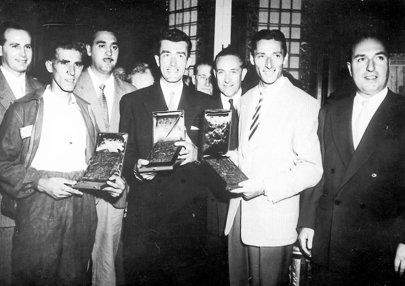 Bahamontes posa en la celebración del Tour de 1954 junto al ganador, Louison Bobet, y Ferdinand Kubler, segundo en la clasificación general