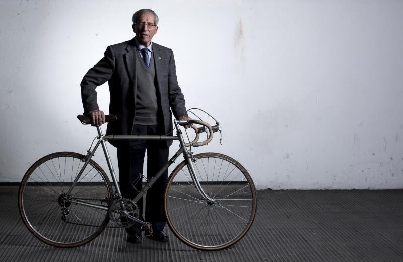 Bahamontes posa para ABC junto a su bicicleta, que tantas alegrías le dio a lo largo de su vida