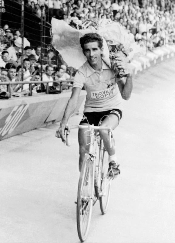 Bahamontes sonríe en la vuelta triunfal al Parque de los Príncipes como ganador del Tour de Francia en 1959, convirtiéndose en el primer español en hacerlo.