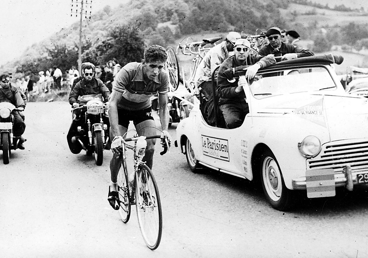 Federico Martín Bahamontes, en una de sus ascensiones en el Tour