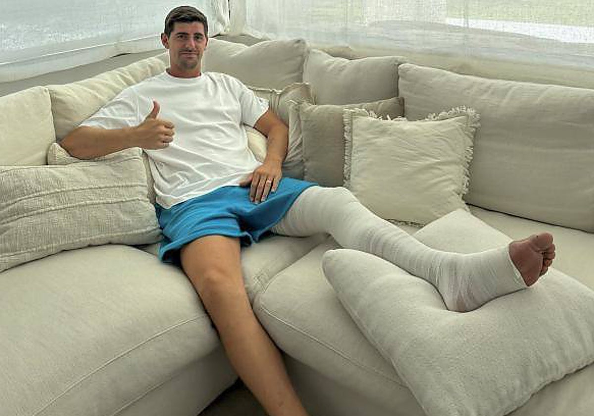 Courtois, en su domicilio con la rodilla convaleciente