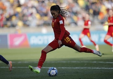 Salma Paralluelo, la gacela que cambió el atletismo para hacer historia en el fútbol