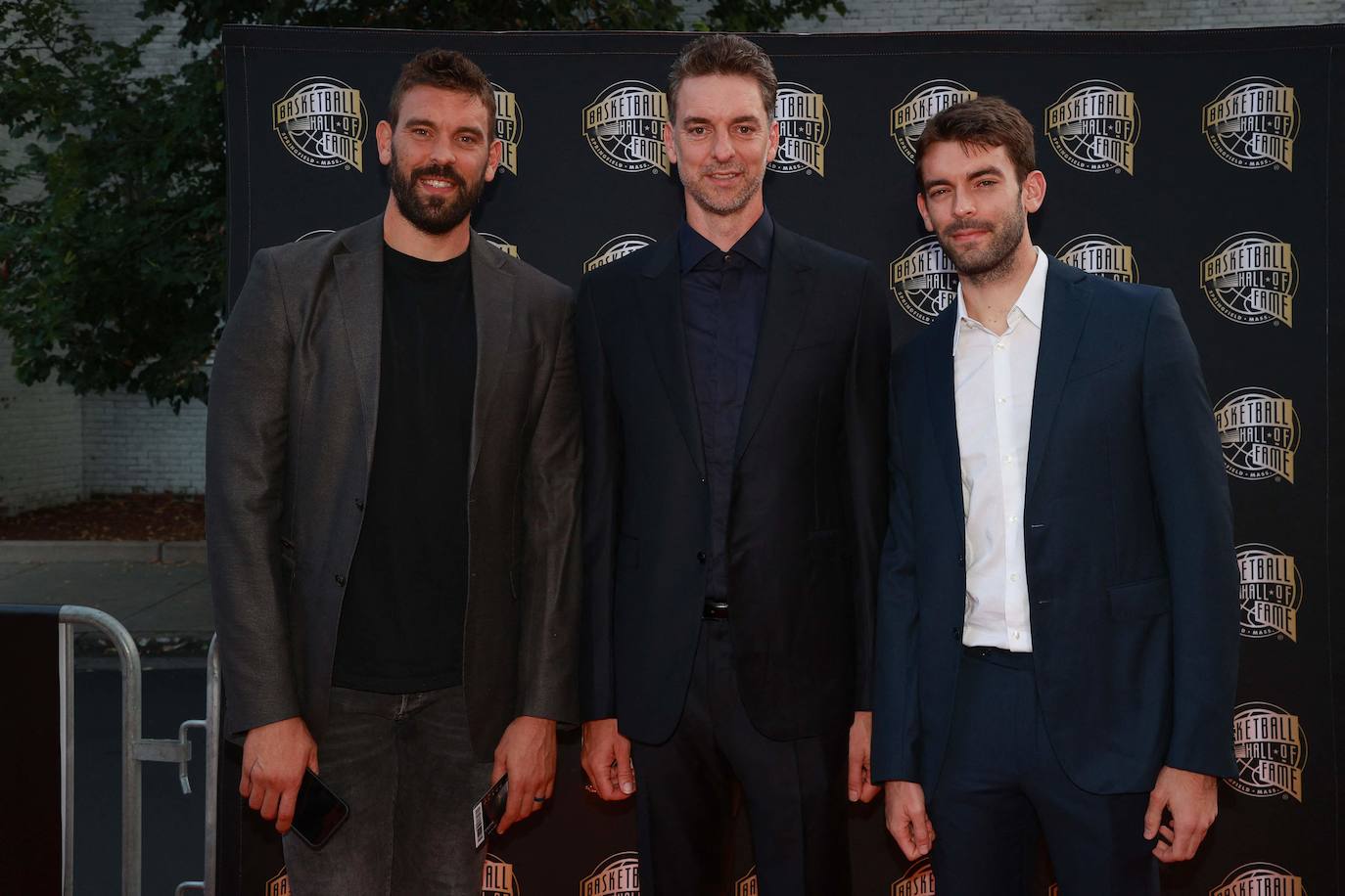 Pau, en el centro, junto a Marc (izquierda) y Adriá (derecha): los hermanos Gasol