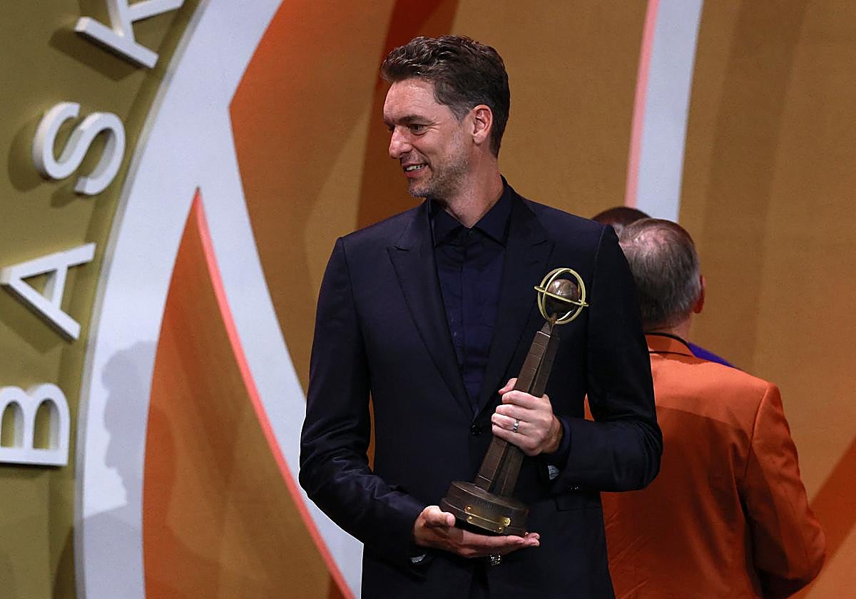 Pau Gasol, con su trofeo al ingresar en el Salón de la Fama