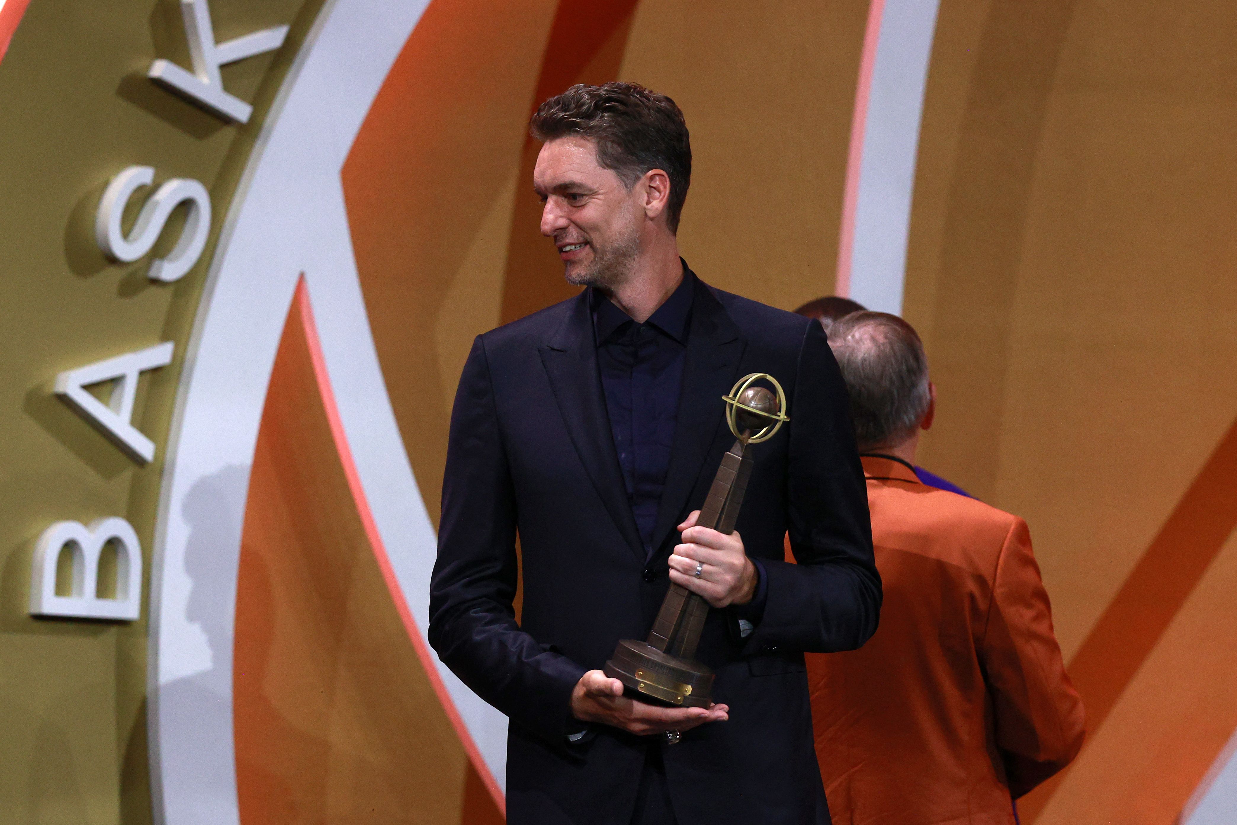 Gasol, junto al trofeo que le acredita como miembro del Salón de la Fama del Baloncesto