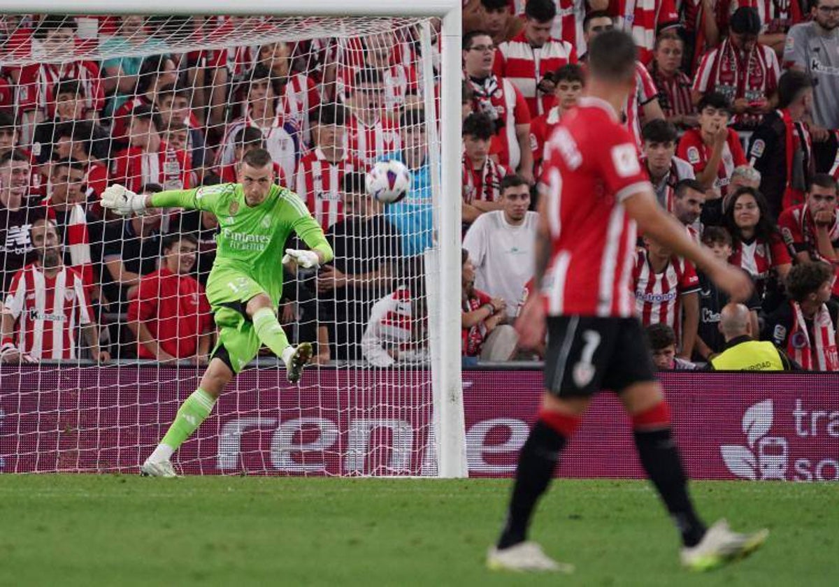 Lunin despeja el balón