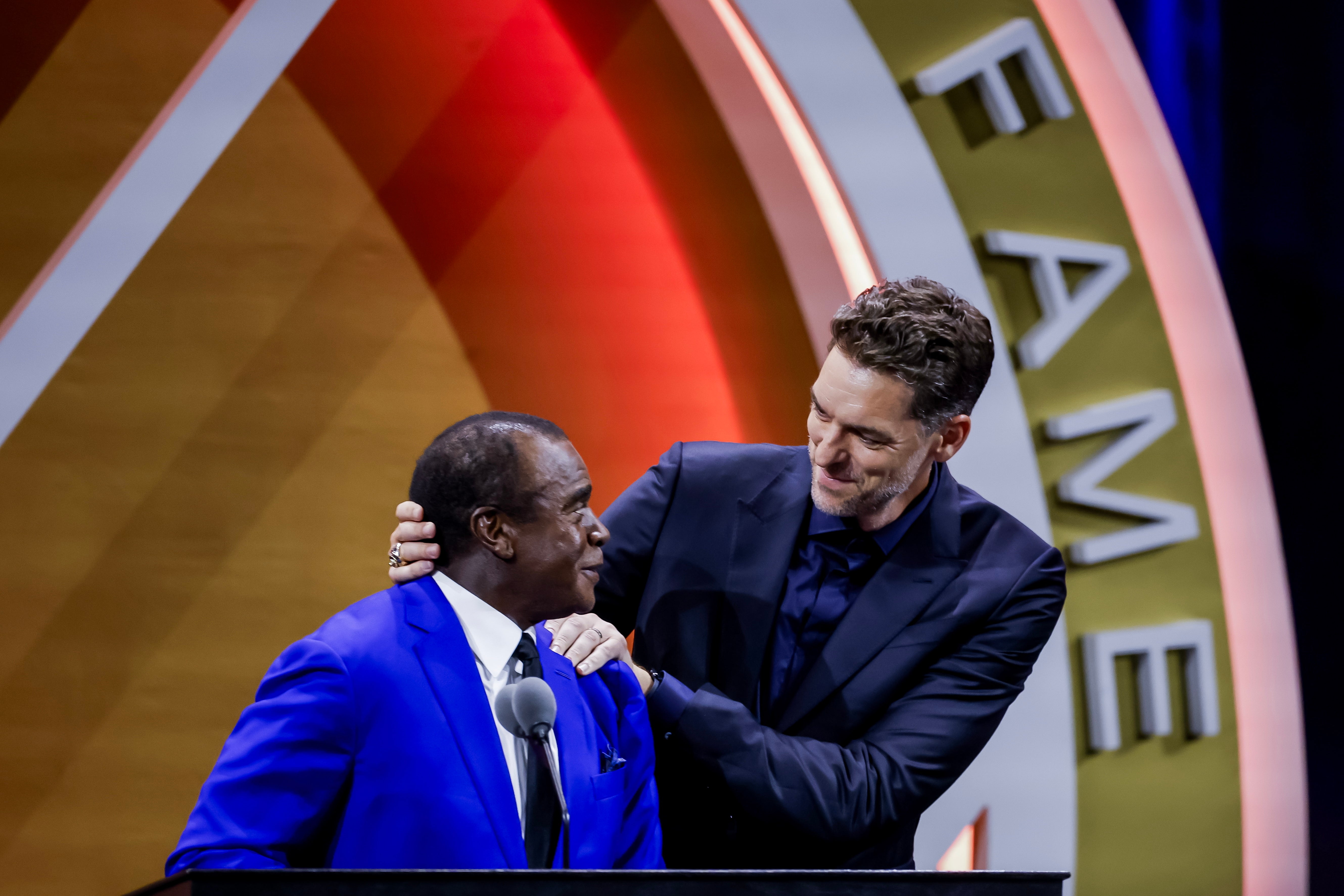 Pau Gasol junta al comentarista deportivo Ahmad Rashad