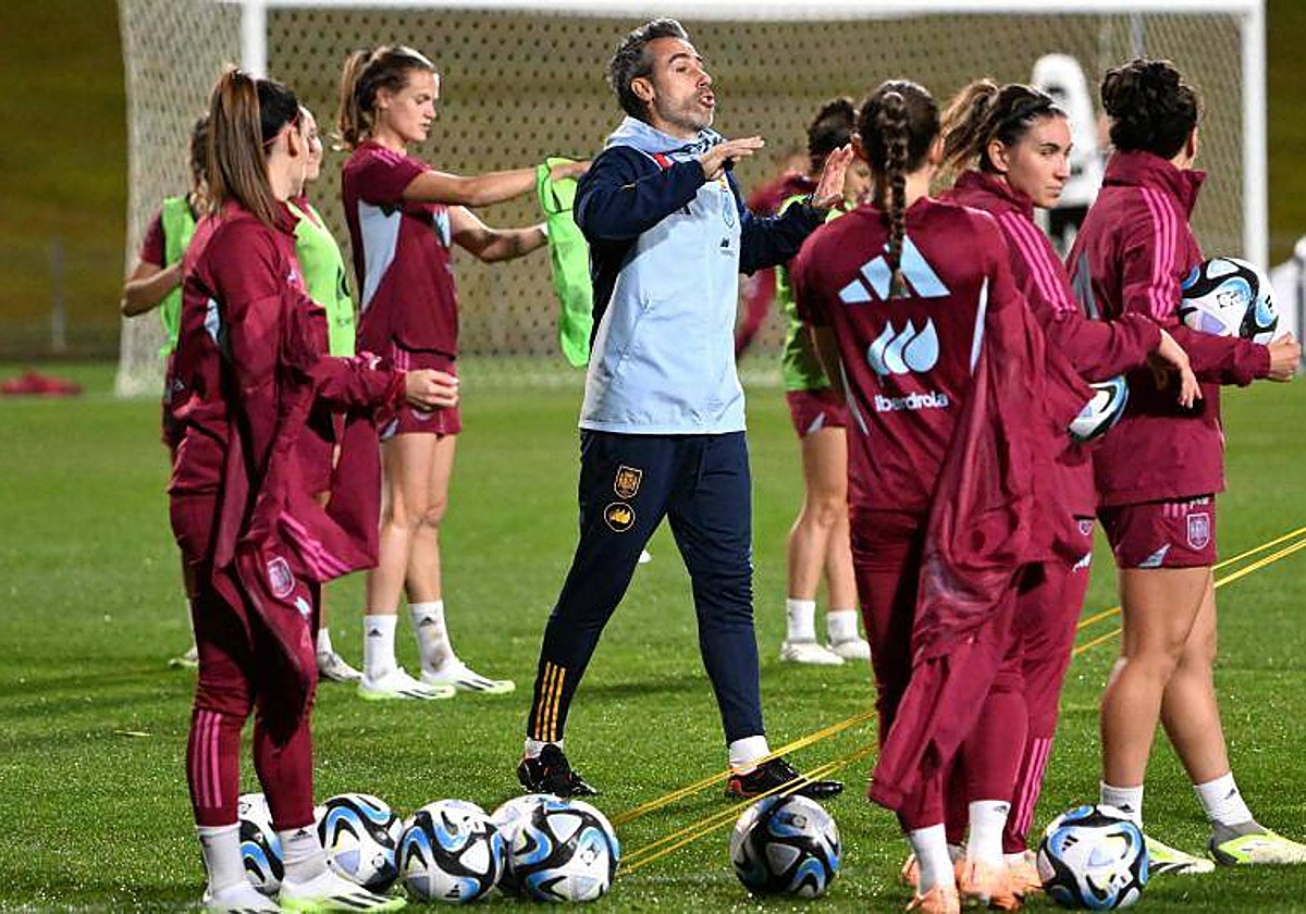 Jorge Vilda, rodeado de españolas en el entrenamiento