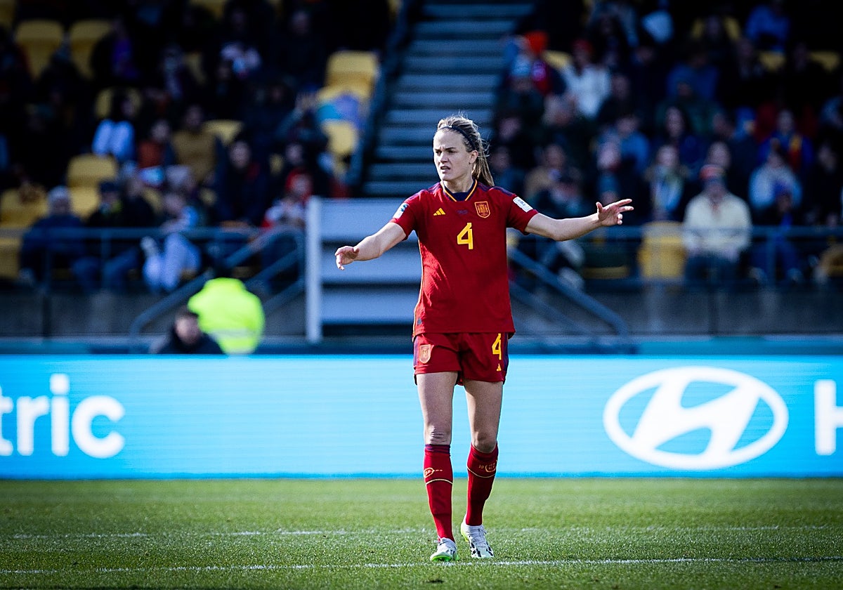 Irene Paredes da instrucciones a sus compañeras durante el España - Países Bajos