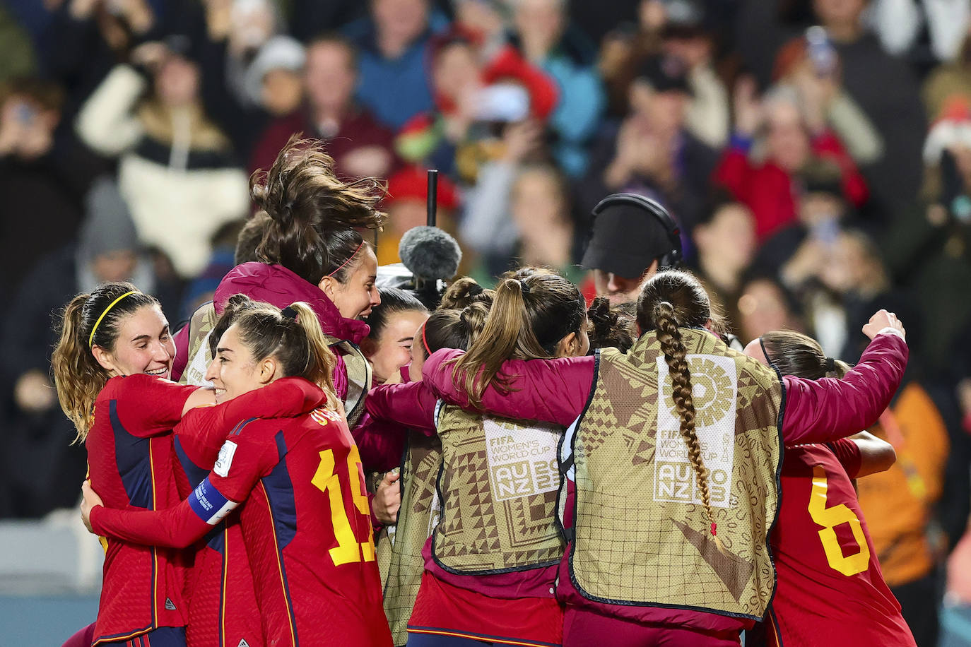 Las españolas celebran el gol anotado por Salma Paralluelo para adelantarse en el marcador