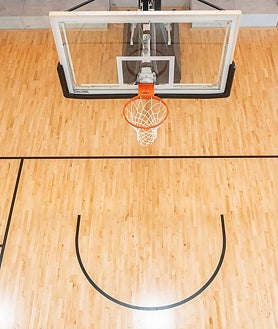 Imagen secundaria 2 - Imágenes del complejo fundado por José Manuel Calderón y Berni Rodríguez en la localidad malagueña de Fuengirola para que los jugadores de baloncesto sigan entrenándose mientras disfrutan de sus vacaciones